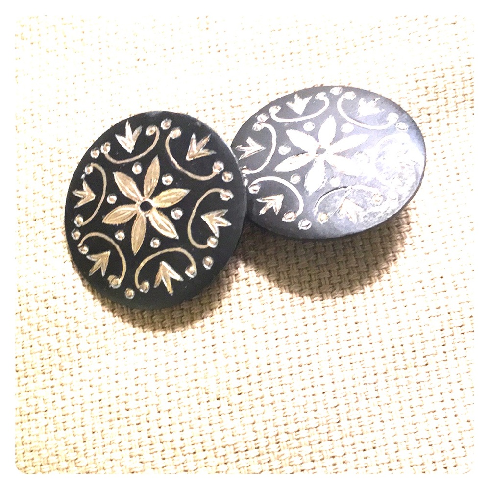 5/$25 Niello ware vintage etched metal clip earrings